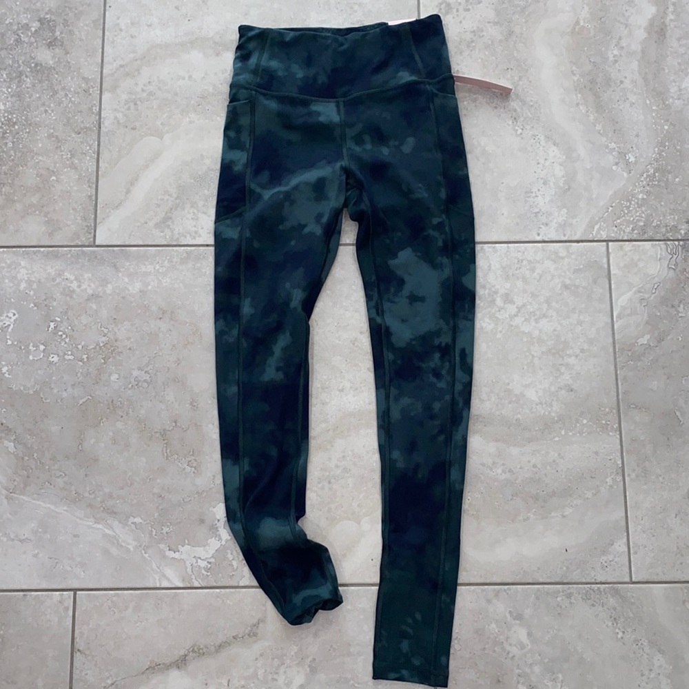 Victoria’s Secret flow on point leggings. Size 4, green/blue marble like print